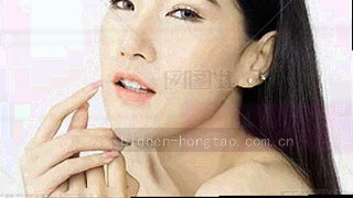 深色底与荧光色块组成的放映频道视觉